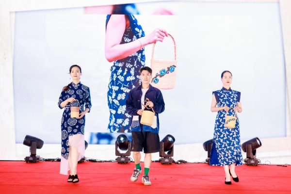 A股策略 草编“时装秀”、百人广场舞……嘉定徐行：“非遗+村晚”点亮夏夜