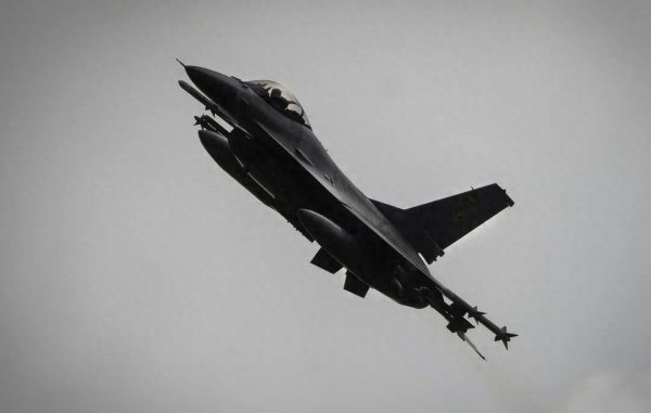 盈股网在线 乌F-16坠毁，飞行员身亡，俄无人机靠什么“干掉”战斗机？