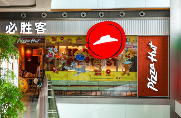 富腾优配 北京必胜客携手华纳兄弟探索全球消费品事业部呈现猫和老鼠主题体验