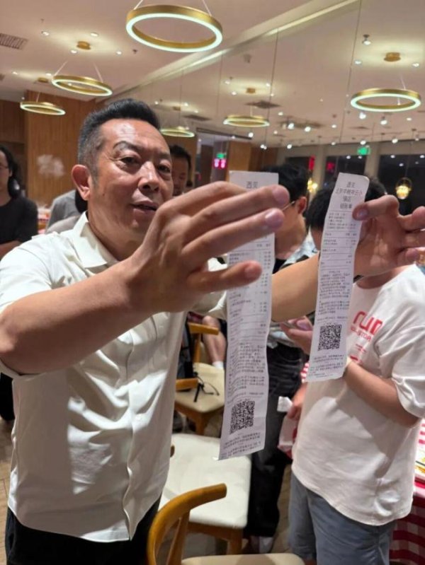 牛博士 大河报记者实探郑州西贝餐厅：已上线“罗永浩菜单”，参观后厨需出示健康证明