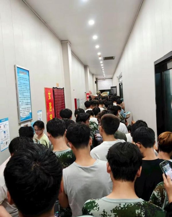 股融贷 一职业学院学生澡堂门口排长队等洗澡，校方：学生军训后集中过来造成拥挤，将向后勤处反映